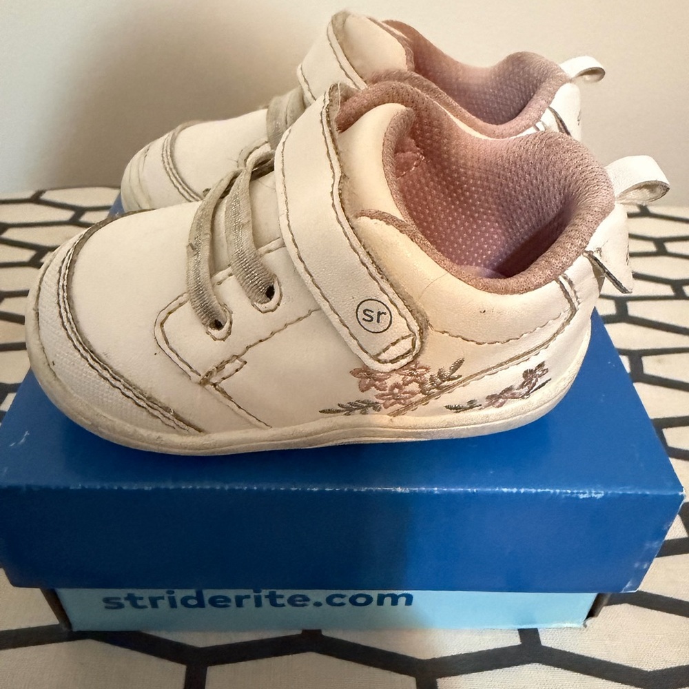 Stride Rite Early walker Soft Motion Kiki Shoe white and pink US size 4Wide